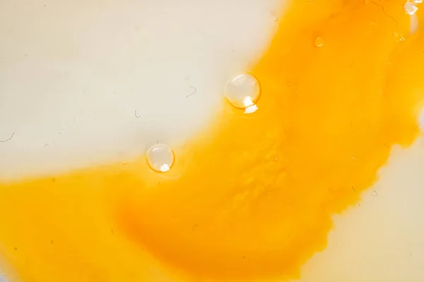Macro shot eigeel van gebarsten ei. Kookrecept op basis van eieren. — Stockfoto