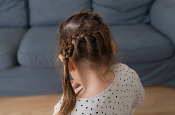 Niña con pelo trenza desordenada en casa, peinado para niños —  Fotos de Stock