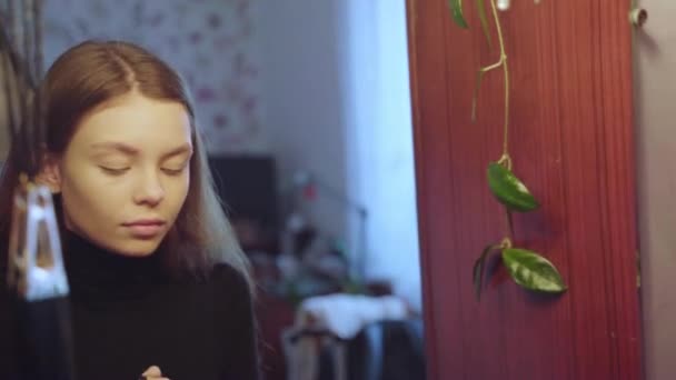 Красивая девушка делает макияж дома, исправляя брови гелем и кистью — стоковое видео
