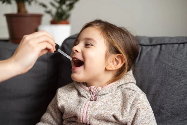 Kafkasyalı anaokulu kızının portresi. Evde vitaminlerini damla damla içerek alıyor. Dokunulmazlık önleyici kavramı 