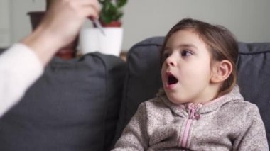 Kafkasyalı anaokulu kızının portresi. Evde vitaminlerini damla damla içerek alıyor. Dokunulmazlık önleyici kavramı 