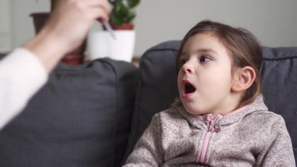 Kafkasyalı anaokulu kızının portresi. Evde vitaminlerini damla damla içerek alıyor. Dokunulmazlık önleyici kavramı — Stok video