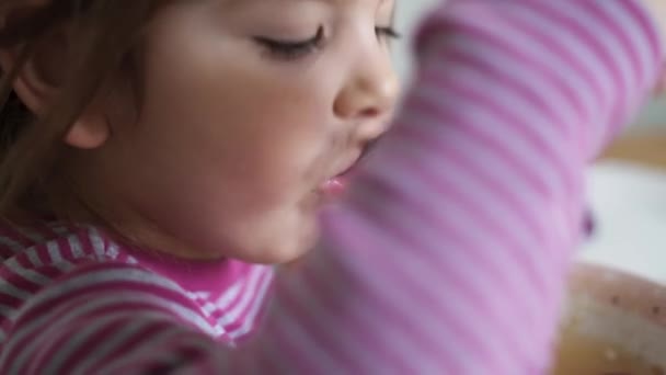 Primer plano del retrato de niña preescolar con comer sopa en casa. Comedor exigente — Vídeos de Stock