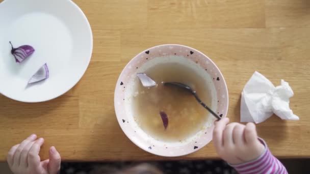 Закрыть портрет дошкольницы с супом дома. придирчивый едок — стоковое видео