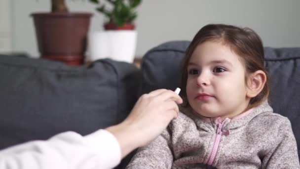Närbild av flicka porträtt med näsa spay behandling av adenoider. — Stockvideo