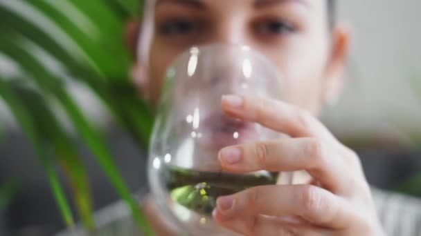 Žena kapající chlorofyl kape do skla s vodou, pije antioxidační nápoj. Zdravý životní styl — Stock video