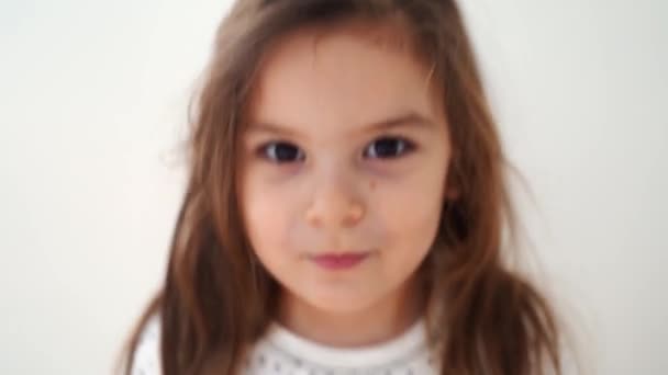 Chica divertida preescolar haciendo caras tontas, estilo de vida sincero retrato infantil con emociones — Vídeo de stock