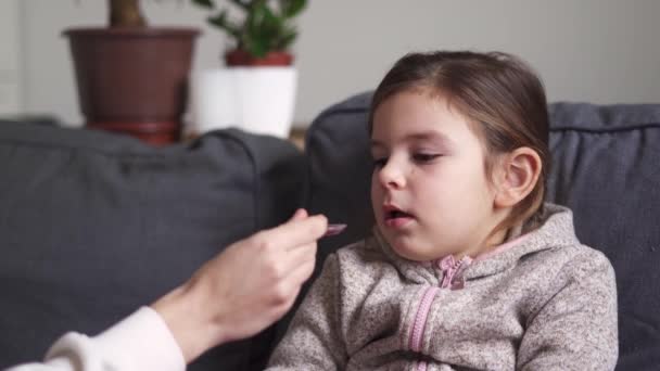 Retrato Niña Caucásica Tomando Tratamiento Bronquitis Cuchara Dosificadora Casa Imágenes — Vídeo de stock