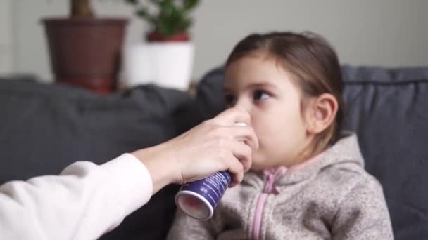 Primer plano del retrato de niña con tratamiento de esterilización nasal de adenoides. — Vídeos de Stock