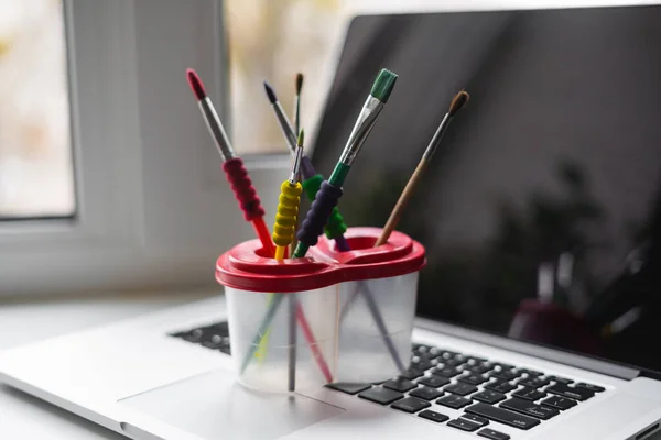 Laptop cu perii de vopsea. Conceptul online de educație la distanță a artistului și creativității — Fotografie, imagine de stoc