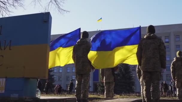 Nebesna Sotnia Maidan emlékműve és gyászszertartása és a méltóság forradalma Poltavában, Ukrajnában 2022 — Stock videók