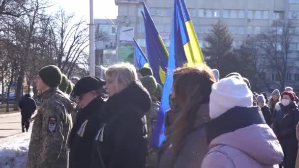 Poltava, Ukraine - 20 Feb 2022 Nebesna Sotnia Monument et cérémonie requiem de Maïdan et Révolution de la Dignité — Video