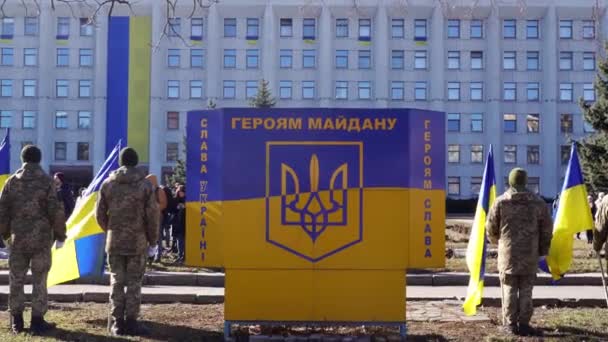 Poltava, Ukraina - 20 Feb 2022 Nebesna Sotnia Monument och rekvisita ceremoni Majdan och revolutionen av värdighet — Stockvideo