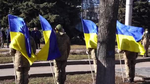 Poltava, Oekraïne - 20 feb 2022 Nebesna Sotnia Monument en requiem ceremonie van Maidan en Revolutie van Waardigheid — Stockvideo