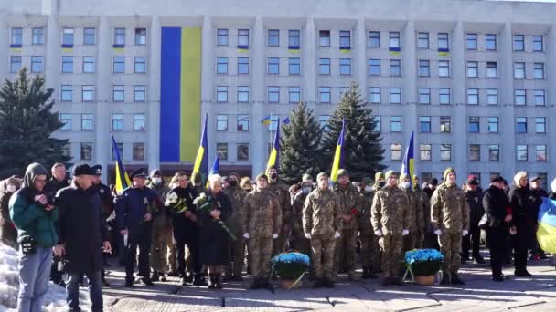 Poltava, Ukrayna - 20 Şubat 2022 Nebesna Sotnia Anıtı ve Meydan ve Haysiyet Devrimi Ayini — Stok video