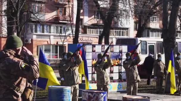 Połtawa, Ukraina - 20 Lut 2022 Pomnik Nebesna Sotnia i ceremonia requiem Majdanu i Rewolucji Godności — Wideo stockowe