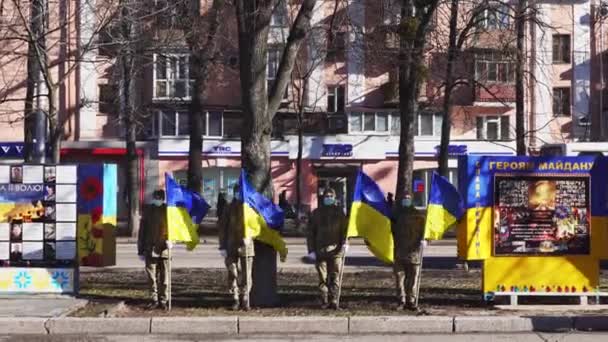 Poltava, Ucraina - 20 Feb 2022 Nebesna Sotnia Monumento e requiem cerimonia di Maidan e rivoluzione della dignità — Video Stock