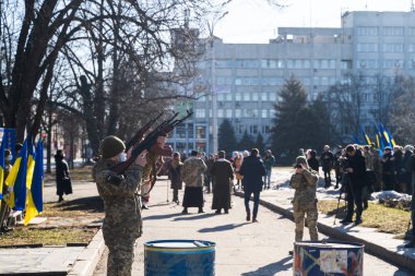 Poltava, Ukrayna - 20 Şubat 2022 Nebesna Sotnia Anıtı ve Meydan ve Haysiyet Devrimi Ayini
