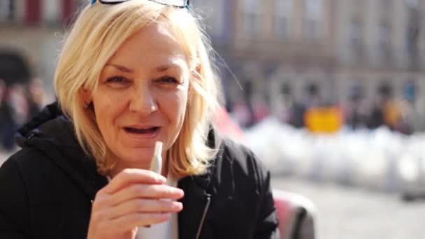 중년의 금발의 유럽 여성 이 밖에서 담배를 피워 뜨겁게 달구었다. 대체 흡연 방법 — 비디오