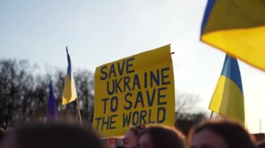 Berlin, Almanya - 27 Mart 2022 Savaş karşıtı protesto ve Rus işgalinde Ukrayna 'yı destekleme. Eylemcilerin gösterimi