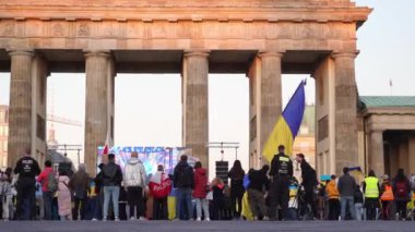 Berlin, Almanya - 27 Mart 2022 Savaş karşıtı protesto ve Rus işgalinde Ukrayna 'yı destekleme. Eylemcilerin gösterimi