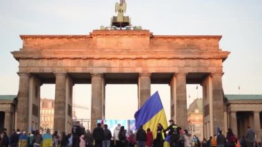 Berlin, Almanya - 27 Mart 2022 Savaş karşıtı protesto ve Rus işgalinde Ukrayna 'yı destekleme. Eylemcilerin gösterimi