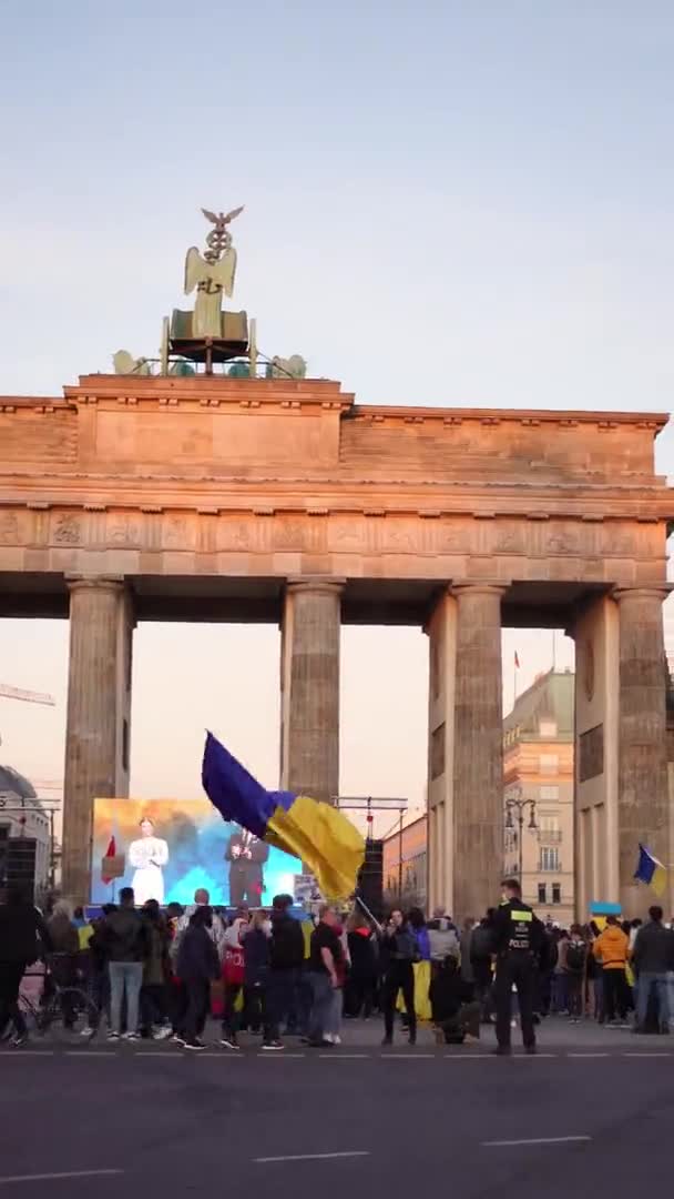 Berlín, Alemania - 27 de marzo de 2022 Protestar contra la guerra y apoyar a Ucrania en la ocupación rusa. Manifestación de activistas — Vídeos de Stock