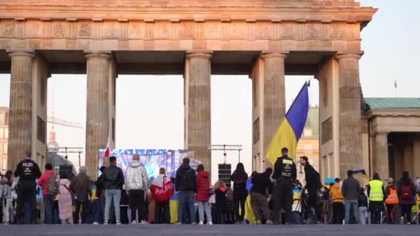 Berlin, Jerman - 27 Maret 2022 Protes anti perang dan mendukung Ukraina dalam pendudukan Rusia. Demonstrasi para aktivis — Stok Video