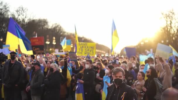 Berlim, Alemanha - 27 de março de 2022 - Protesto contra a guerra e apoio à Ucrânia na ocupação russa. Demonstração de ativistas — Vídeo de Stock