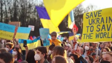 Berlin, Almanya - 27 Mart 2022 Savaş karşıtı protesto ve Rus işgalinde Ukrayna 'yı destekleme. Eylemcilerin gösterimi