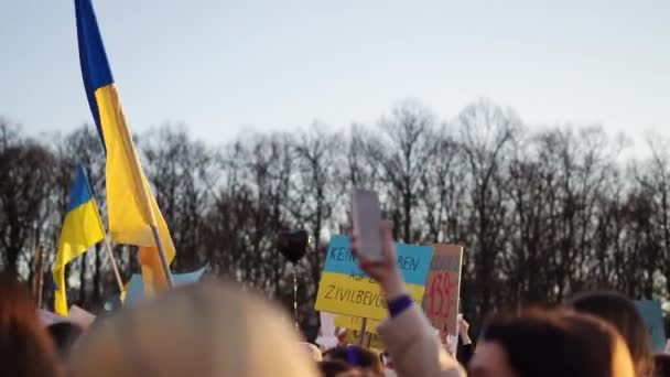 Berlín, Německo - 27. března 2022 Protestujte proti válce a podporujte Ukrajinu v ruské okupaci. Demonstrace aktivistů — Stock video