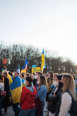 Berlin, Almanya - 27 Mart 2022 Savaş karşıtı protesto ve Rus işgalinde Ukrayna 'yı destekleme. Eylemcilerin gösterimi