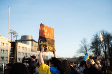 Berlin, Almanya - 27 Mart 2022 Savaş karşıtı protesto ve Rus işgalinde Ukrayna 'yı destekleme. Eylemcilerin gösterimi