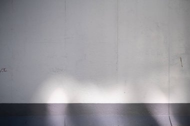 Boş Berlin Duvarı motifi. Güneş ışığı ve gölgeli gri beton duvar. Doğu Yakası Galerisi 