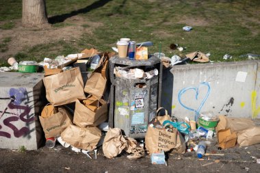 Berlin, Almanya - 27 Mart 2022 Çöp kutusu çöp dolu. Şehir atığı kirliliği sorunu. 