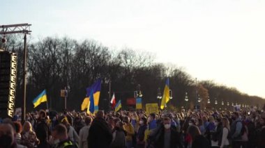 Berlin, Almanya - 27 Mart 2022 Savaş karşıtı protesto ve Rus işgalinde Ukrayna 'yı destekleme. Eylemcilerin gösterimi