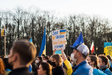 Berlin, Almanya - 27 Mart 2022 Savaş karşıtı protesto ve Rus işgalinde Ukrayna 'yı destekleme. Eylemcilerin gösterimi