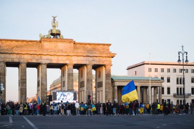 Berlin, Almanya - 27 Mart 2022 Savaş karşıtı protesto ve Rus işgalinde Ukrayna 'yı destekleme. Eylemcilerin gösterimi
