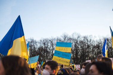 Berlin, Almanya - 27 Mart 2022 Savaş karşıtı protesto ve Rus işgalinde Ukrayna 'yı destekleme. Eylemcilerin gösterimi