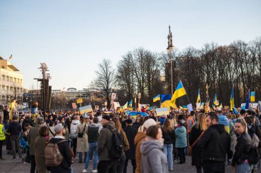 Berlin, Almanya - 27 Mart 2022 Savaş karşıtı protesto ve Rus işgalinde Ukrayna 'yı destekleme. Eylemcilerin gösterimi