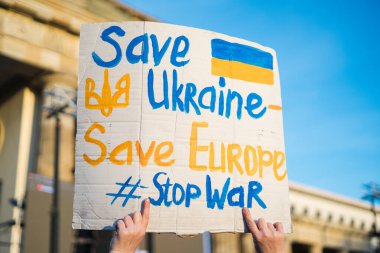 Berlin, Almanya - 27 Mart 2022 Savaş karşıtı protesto ve Rus işgalinde Ukrayna 'yı destekleme. Eylemcilerin gösterimi