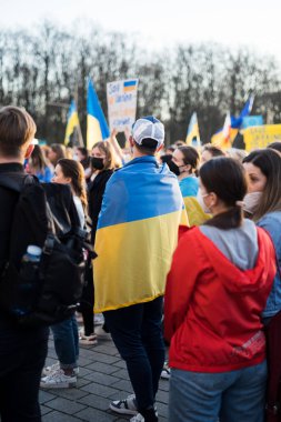 Berlin, Almanya - 27 Mart 2022 Savaş karşıtı protesto ve Rus işgalinde Ukrayna 'yı destekleme. Eylemcilerin gösterimi