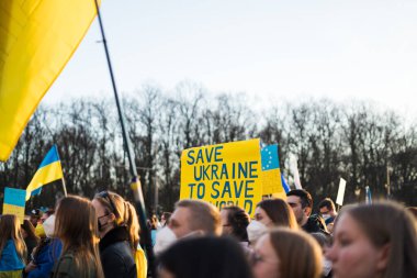 Berlin, Almanya - 27 Mart 2022 Savaş karşıtı protesto ve Rus işgalinde Ukrayna 'yı destekleme. Eylemcilerin gösterimi
