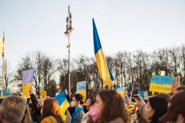 Berlin, Almanya - 27 Mart 2022 Savaş karşıtı protesto ve Rus işgalinde Ukrayna 'yı destekleme. Eylemcilerin gösterimi