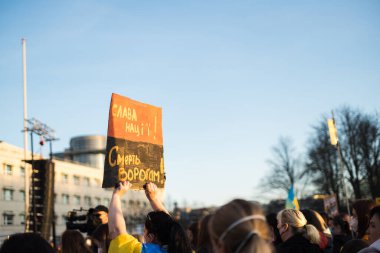 Berlin, Almanya - 27 Mart 2022 Savaş karşıtı protesto ve Rus işgalinde Ukrayna 'yı destekleme. Eylemcilerin gösterimi