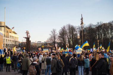 Berlin, Almanya - 27 Mart 2022 Savaş karşıtı protesto ve Rus işgalinde Ukrayna 'yı destekleme. Eylemcilerin gösterimi