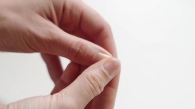 Kadın elinin kırılgan tırnaklarını kapat. Beyaz arka plan. Kırık ve kuru tırnak. Avitaminoz ve mikro element açıkları 