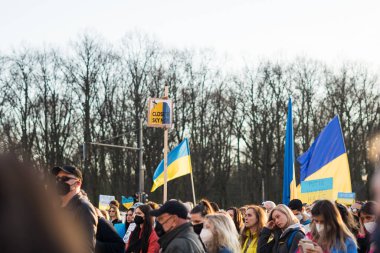 Berlin, Almanya - 27 Mart 2022 Savaş karşıtı protesto ve Rus işgalinde Ukrayna 'yı destekleme. Eylemcilerin gösterimi