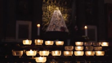 Katolik Köln katedralindeki mum ışıkları. El kamerasıyla çekilmiş bir video. Hıristiyan kilise mum ışığı. 