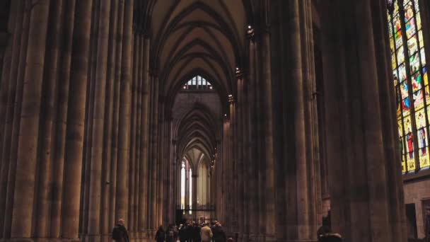 Catedral de Colonia en el interior. Antigua iglesia gótica alemana — Vídeo de stock